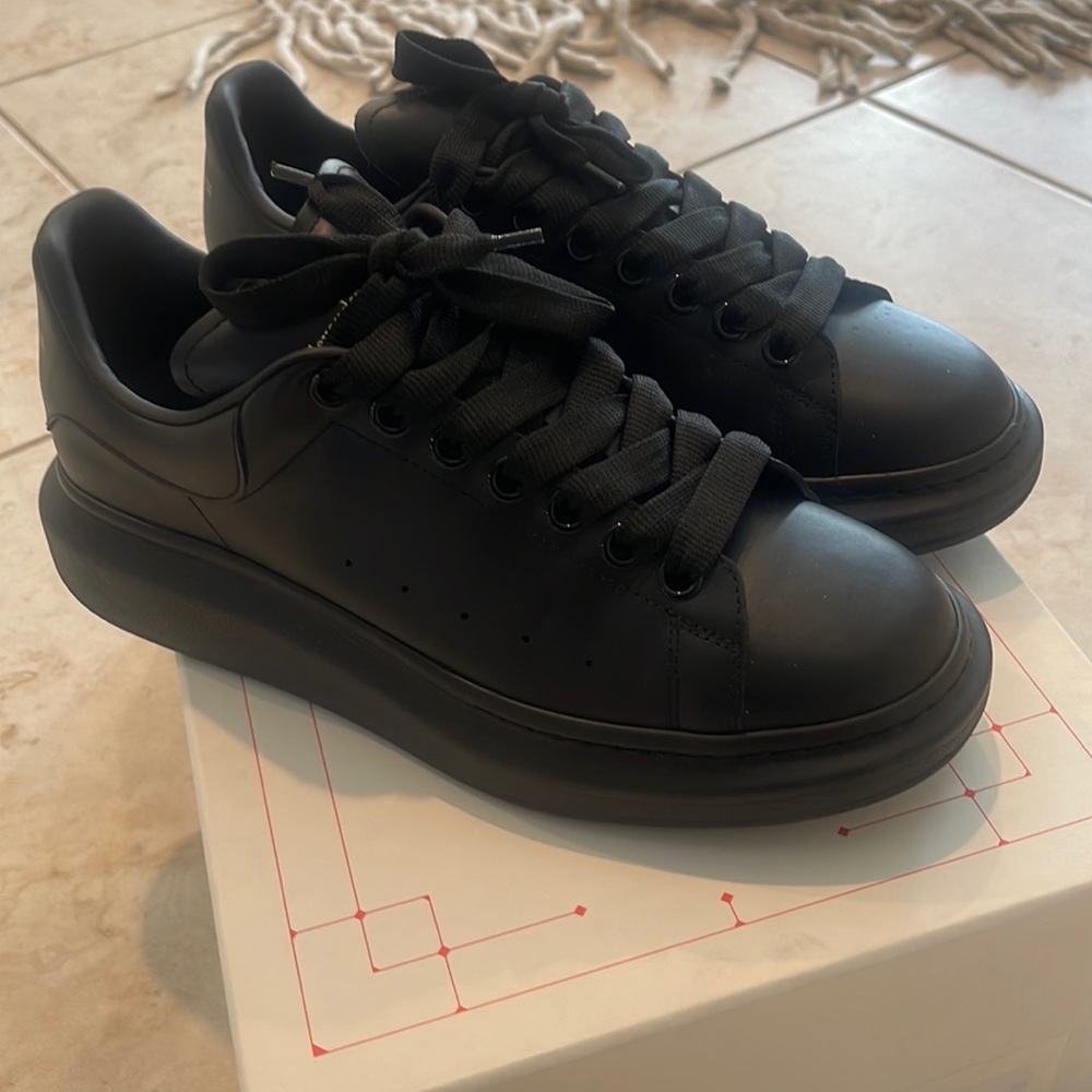 Alexander McQueen Black/Black Oversized sneaker size US 7 Eu 40